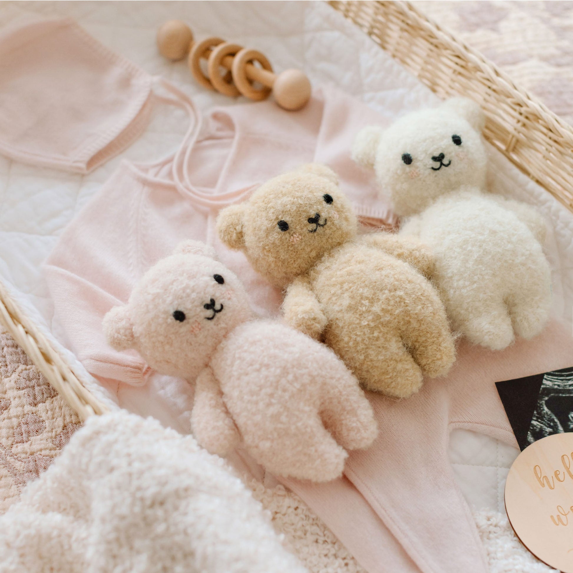 Baby bouclé bear (honey)